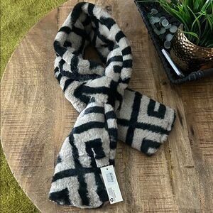 Geometric Patterned Faux Fur Scarf